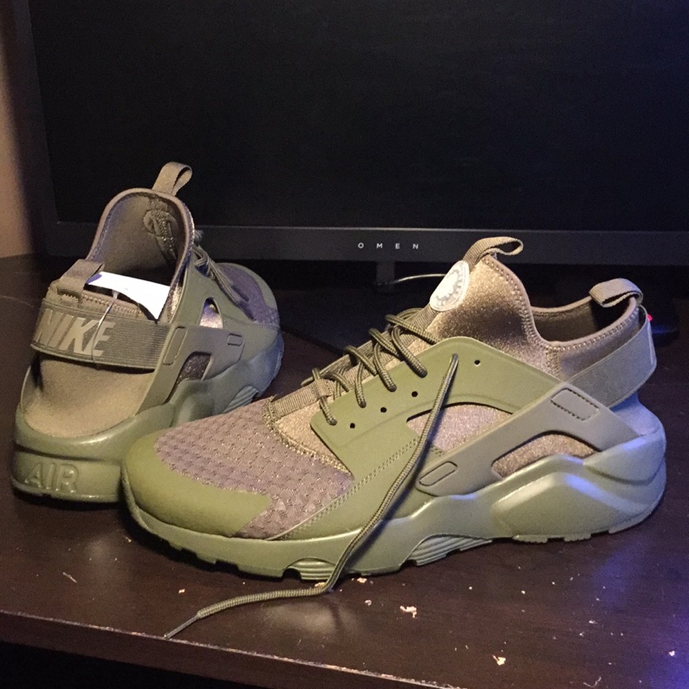 Brand New. Men’s Nike Air Huarache. Size 13:Olive.